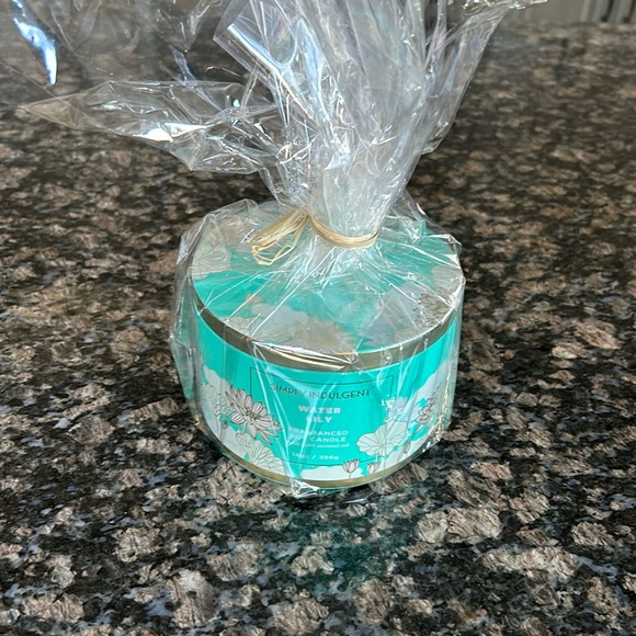 SIMPLY INDULGENT FRAGRANCE SOY CANDLE WATER LILY 14OZ NWT - Picture 1 of 4